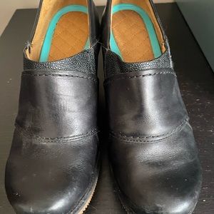 Mozo Divine Wedge, size 8.5.  Non Slip Soles